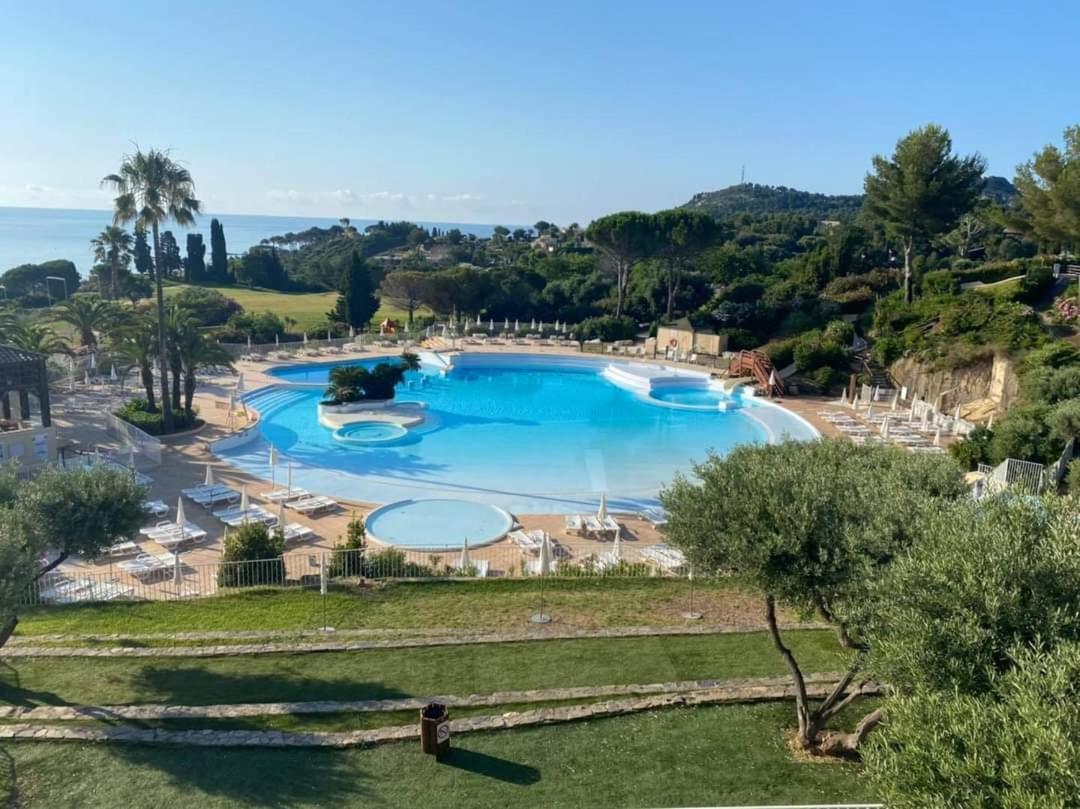 Saint-Raphael- Vue Mer Et Massif De L'Esterel Bagian luar foto